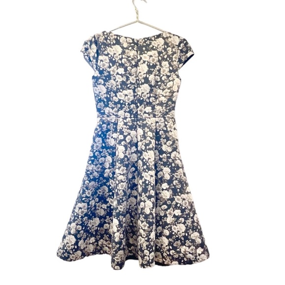 GAL MEETS GLAM FLORAL DRESS - Picture 2 of 4